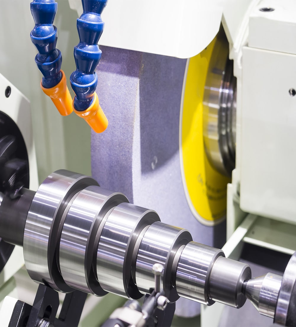 Operator,Grinding,Mold,And,Die,Part,By,Universal,Grining,Machine