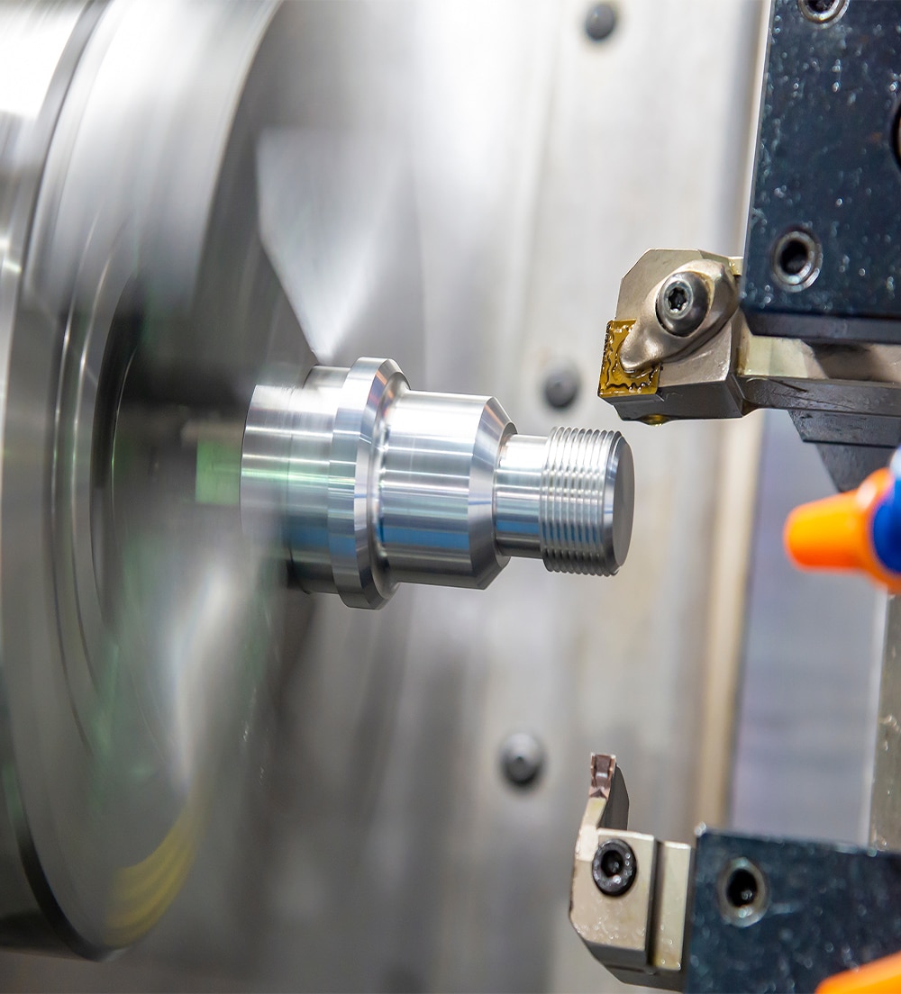 The,Cnc,Lathe,Machine,Cutting,The,Thread,At,The,Metal